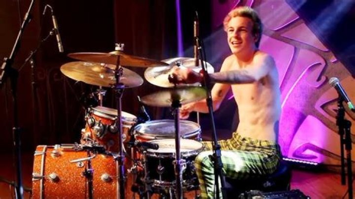 93FEETOFSMOKE Enlists phem and Tosh the Drummer for "F***d Over"