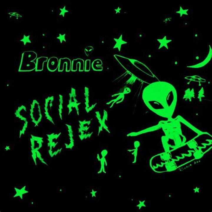 Bronnie Announces Debut EP Titled "Social Rejex"