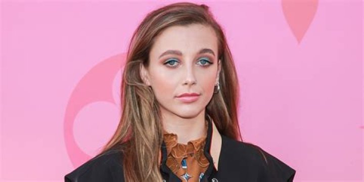 Emma Chamberlain Biography: Net Worth, Podcast, Age, Boyfriend, Parents, House, YouTube, Height