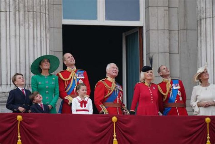 Famille Royale Au Balcon