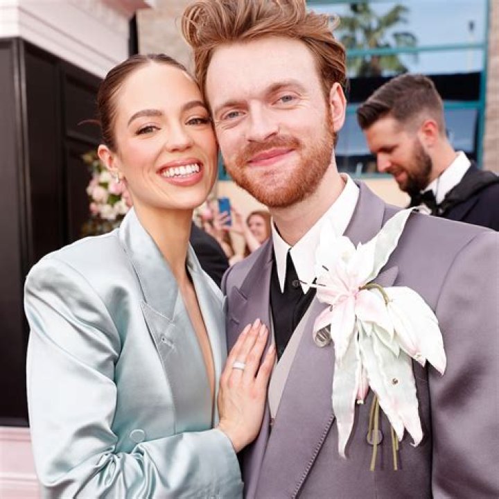 Finneas O'Connell Biography: Net Worth, Songs, Age, Wife, Age, Height, Sister, Instagram, Grammy, Girlfriend, Modern Family, Wikipedia
