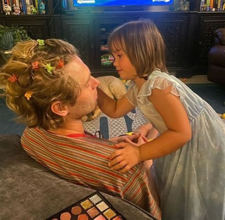 Hailey Baldwin denies dating Luke Hemmings