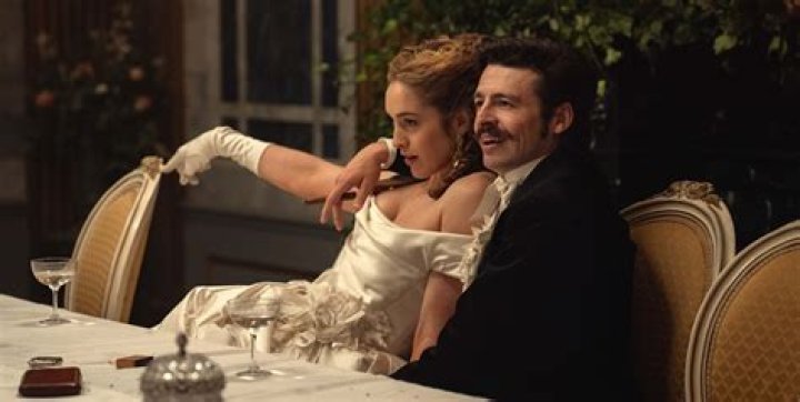 Is Actress Danielle Galligan Dating? Her Age, Height, Movies, Family, Facts