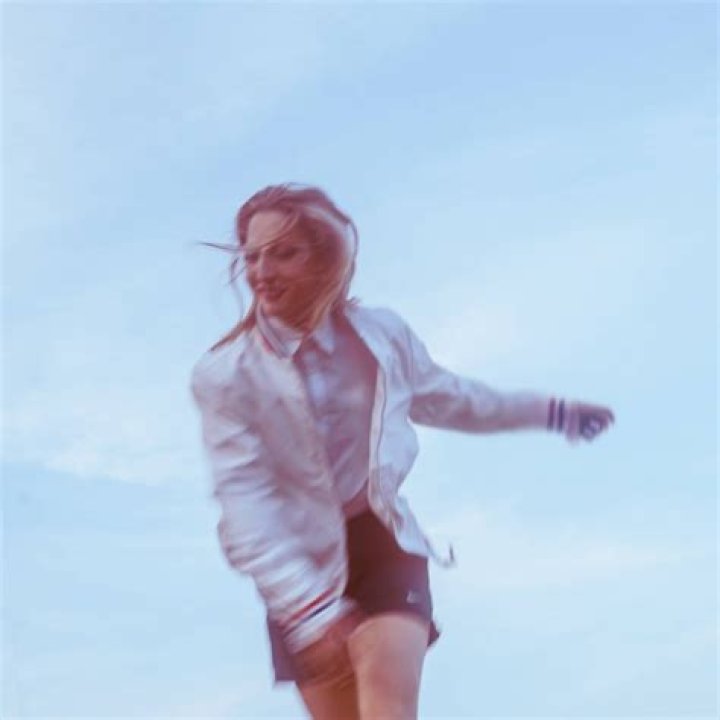 Jenny Kern drops her dream pop EP "Your Heart Knows" exploring inward honesty on the feelings of love