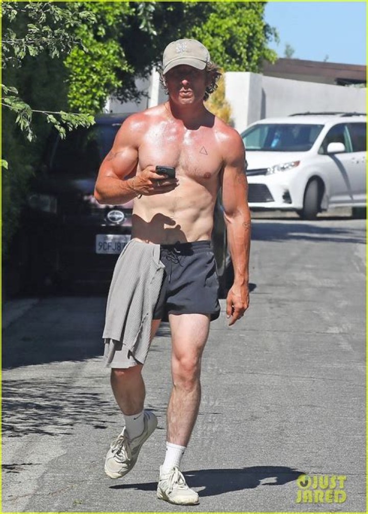 Jeremy Allen White Shows Off Ripped Abs During Shirtless Run in Los Angeles