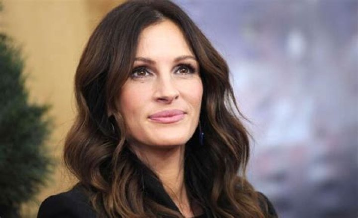 Julia Roberts Opens Up About Married Life & More