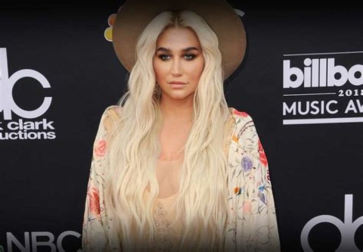 Kesha Performs With Her New Band, The Yeast Infection