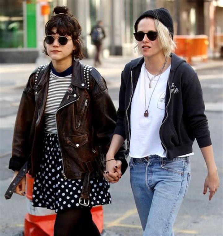 Kristen Stewart Dating French Singer SoKo: Relationship Heats Up – Spotted Kissing On Streets Of Paris! (PICS)