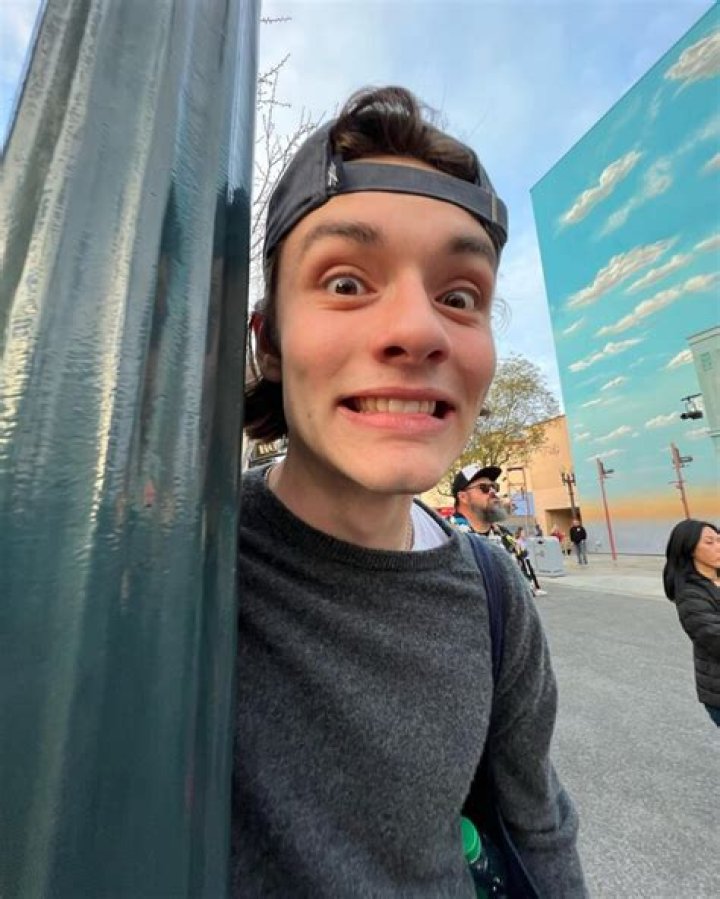 Louis Partridge Biography: Age, Net Worth, Instagram, Spouse, Height, Wiki, Parents, Siblings, Awards, Movies