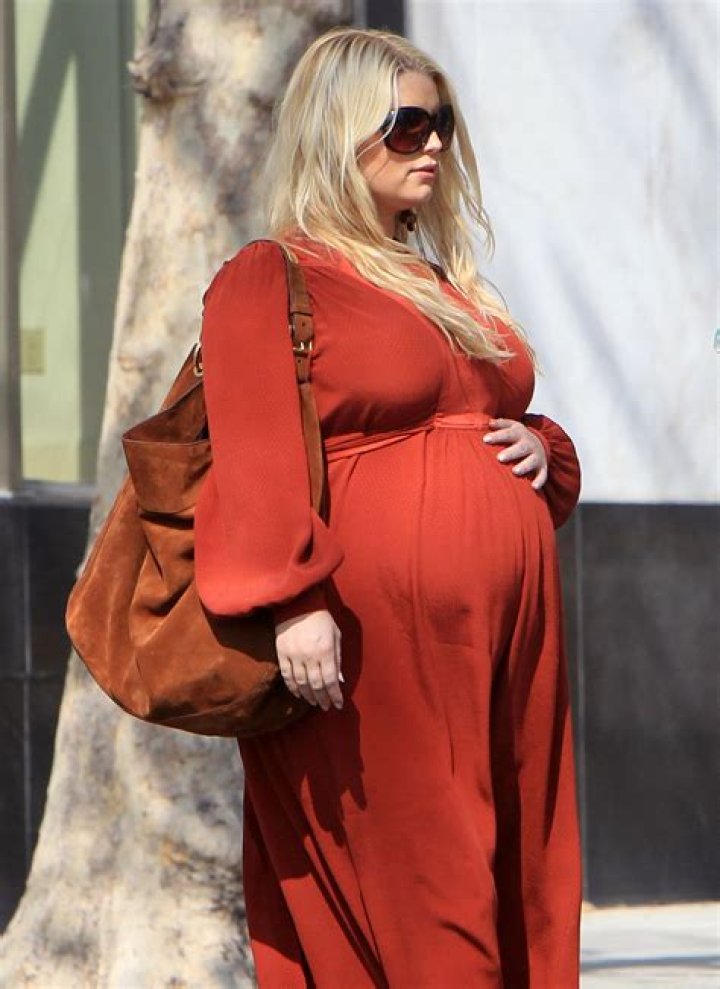 Pregnant Jessica Simpson Is Farting Up A Storm