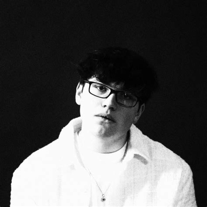 Rob Eberle drops heartwrenching emotional single "house of glass" featuring Colleen Angel