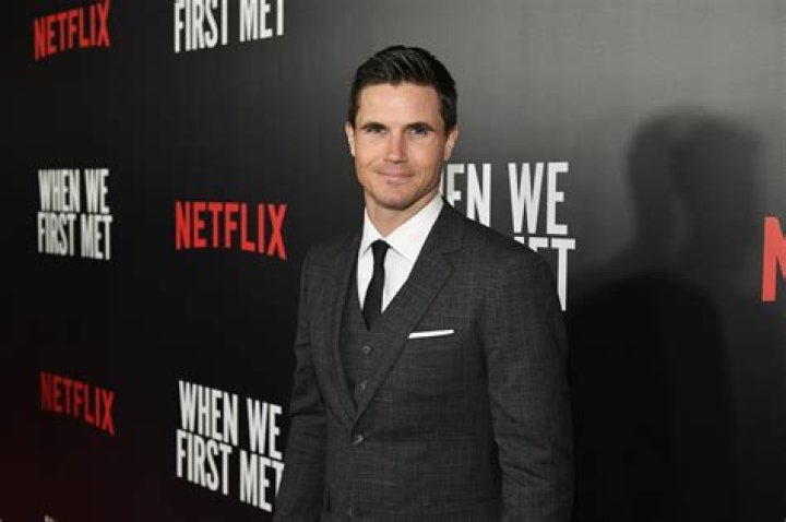 Robbie Amell Bio, Age, Height, Wife, Brother, Sister, Net Worth, Gay