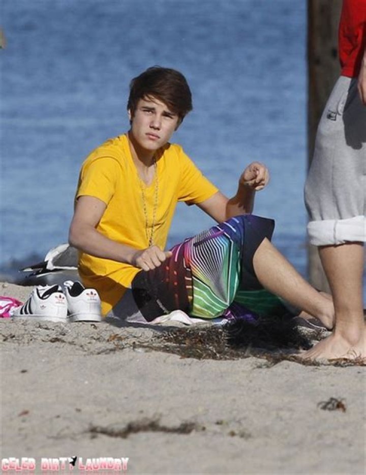 Selena Gomez UpSkirt On The Beach With Justin Bieber (Photos)