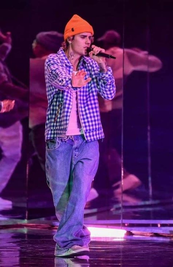 Watch Justin Bieber perform Big Girls Don't Cry